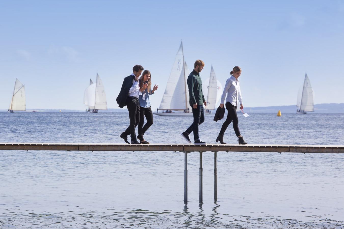 Fire mødeturister holder møde på en bro