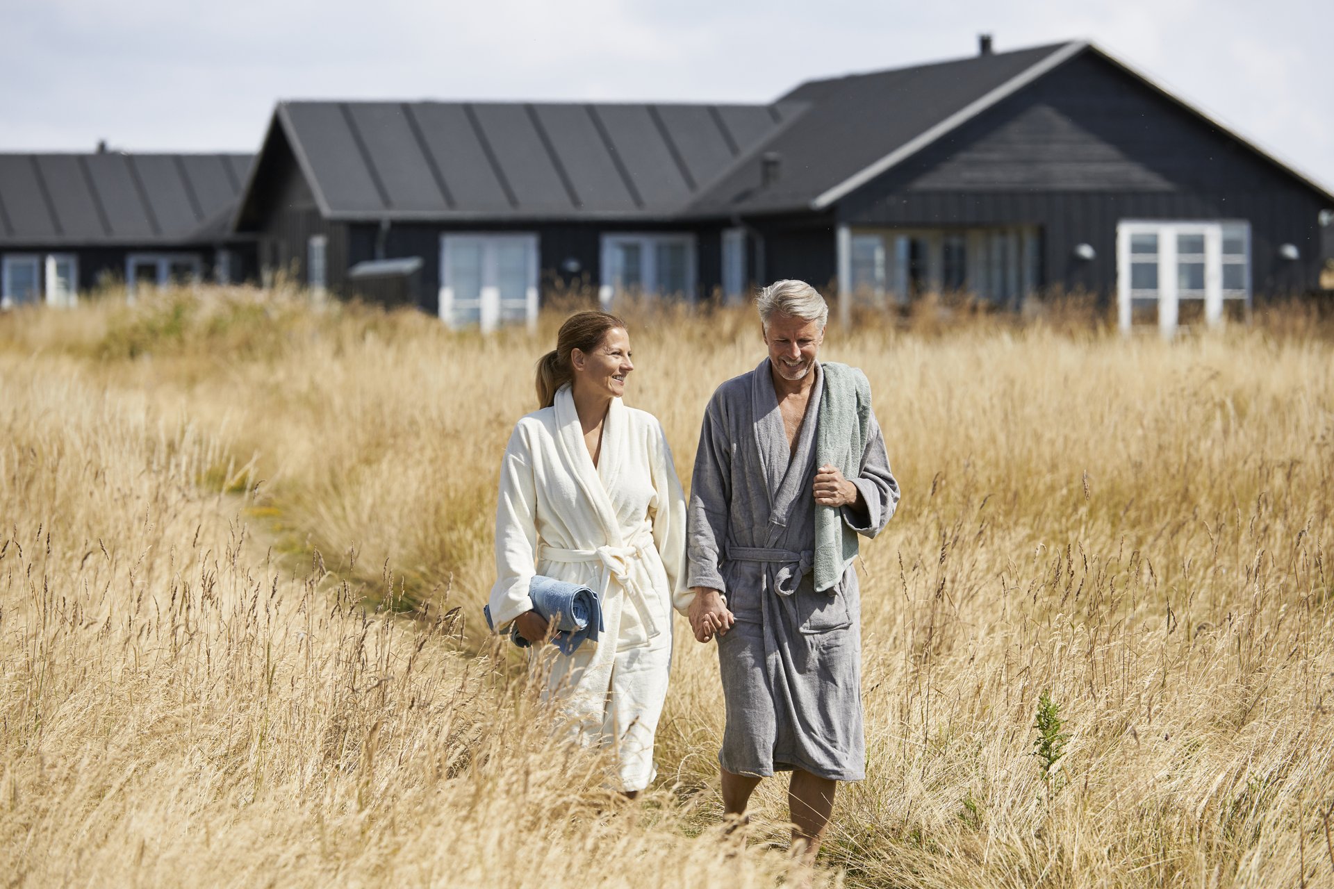 To personer skal ned at bade på Nysted strand