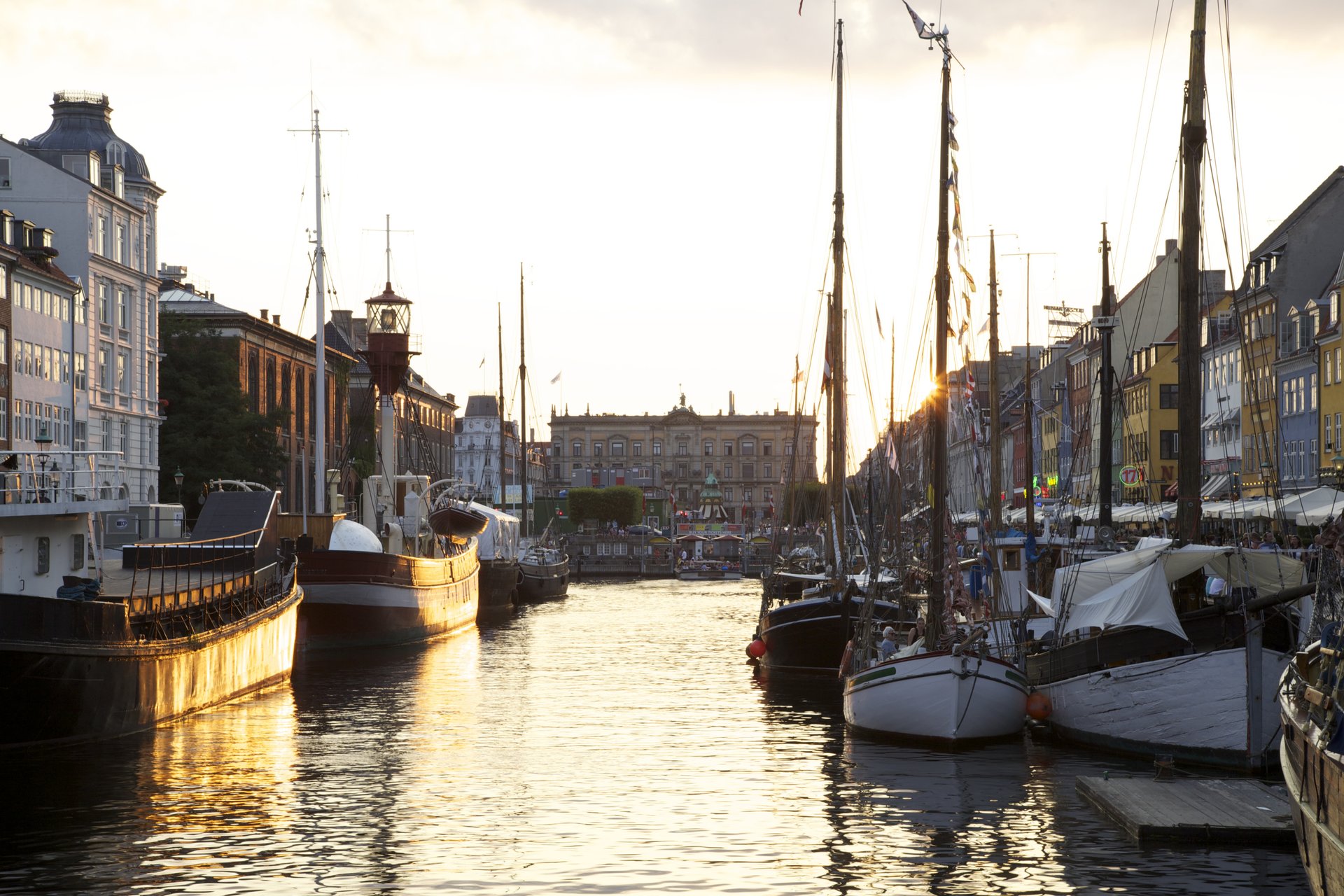 Solnedgang i Nyhavn med kig over bådene