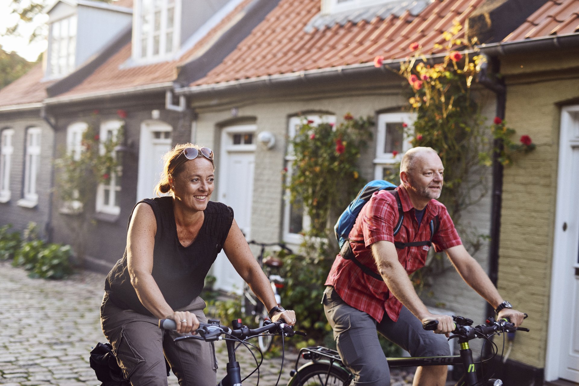 To personer cykler i gadebilledet på Djursland