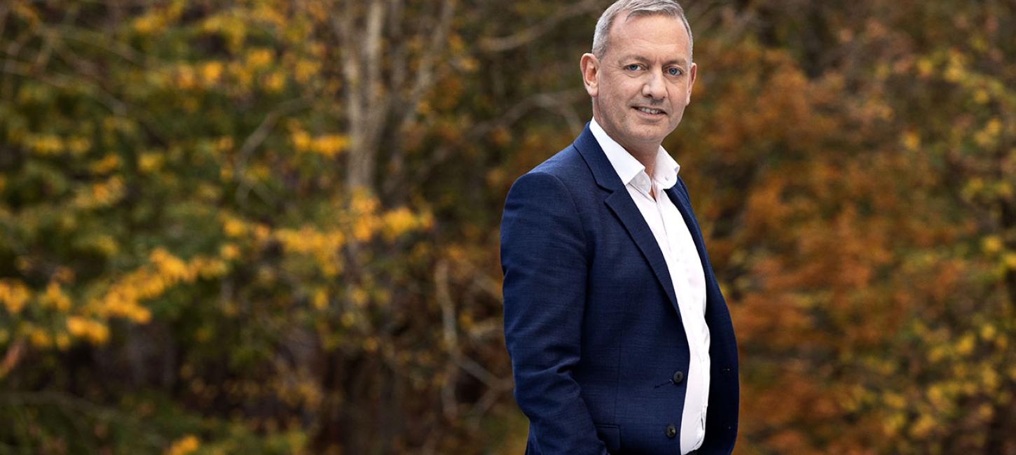 Portræt af Claus Nielsen, hoteldirektør på Frederiksdal