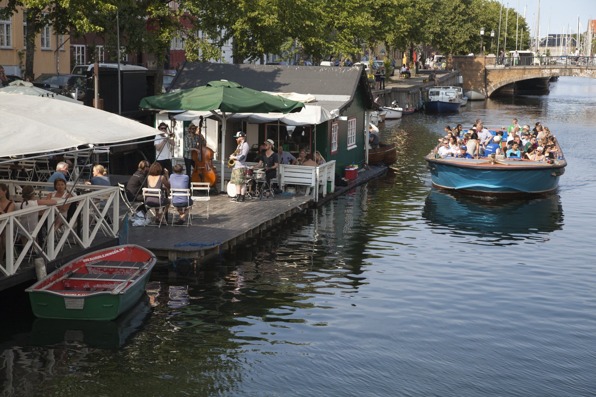 Kanalrundfart sejler gennem kanalen i Christianshavn