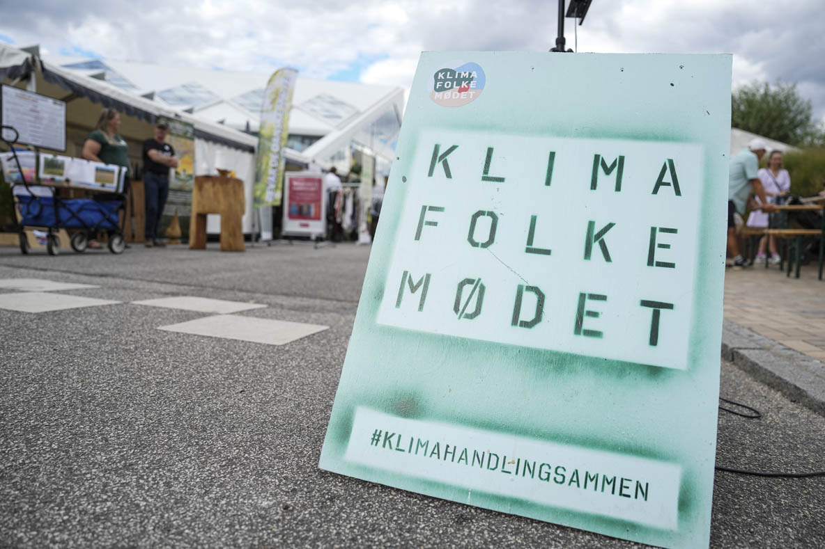 Foto af et skilt på en gade med reklame for Klimafolkemødet