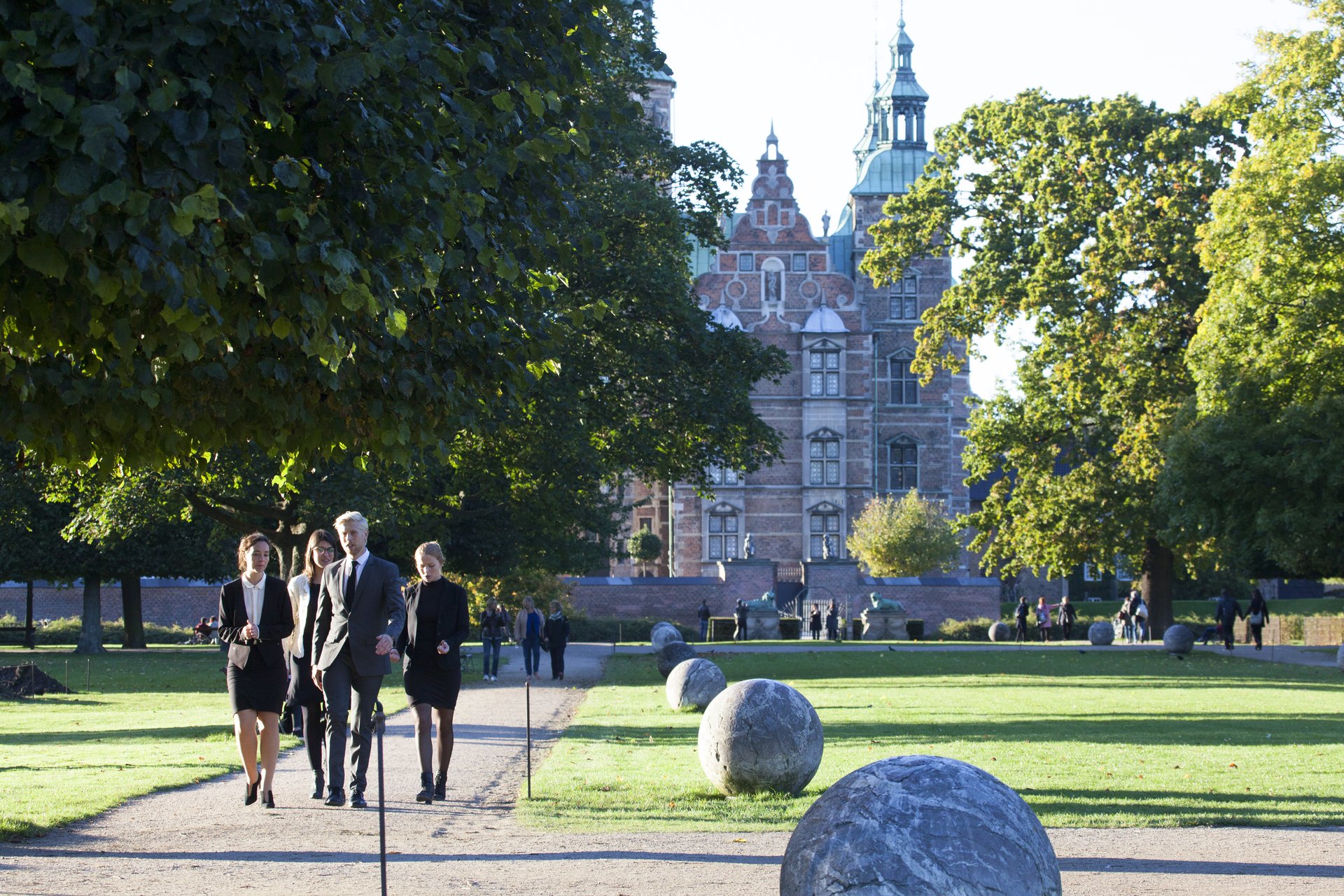 Fire business folk går i Kongens Have 