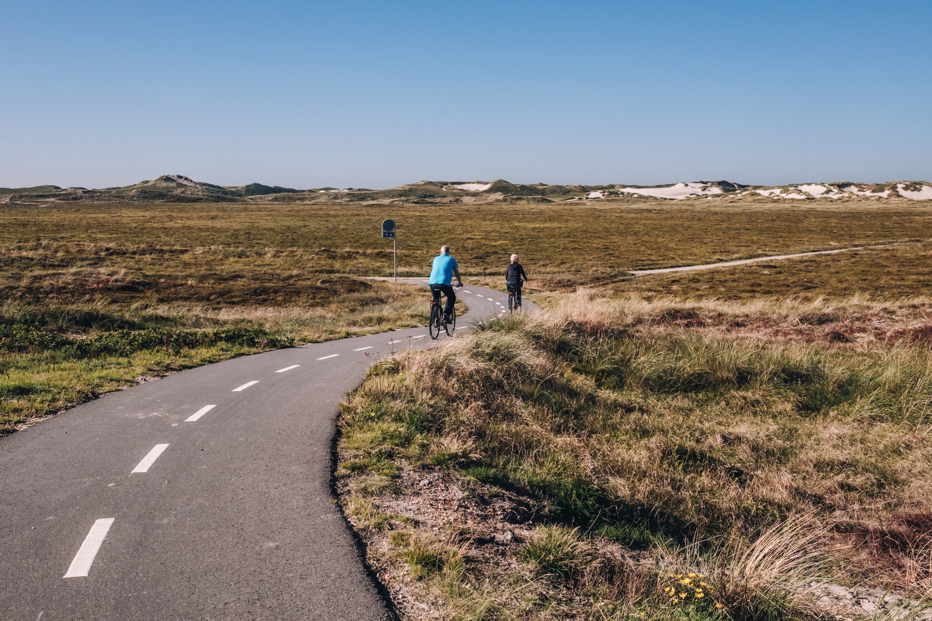 To cyklister på en cykelsti i Hvide Sande