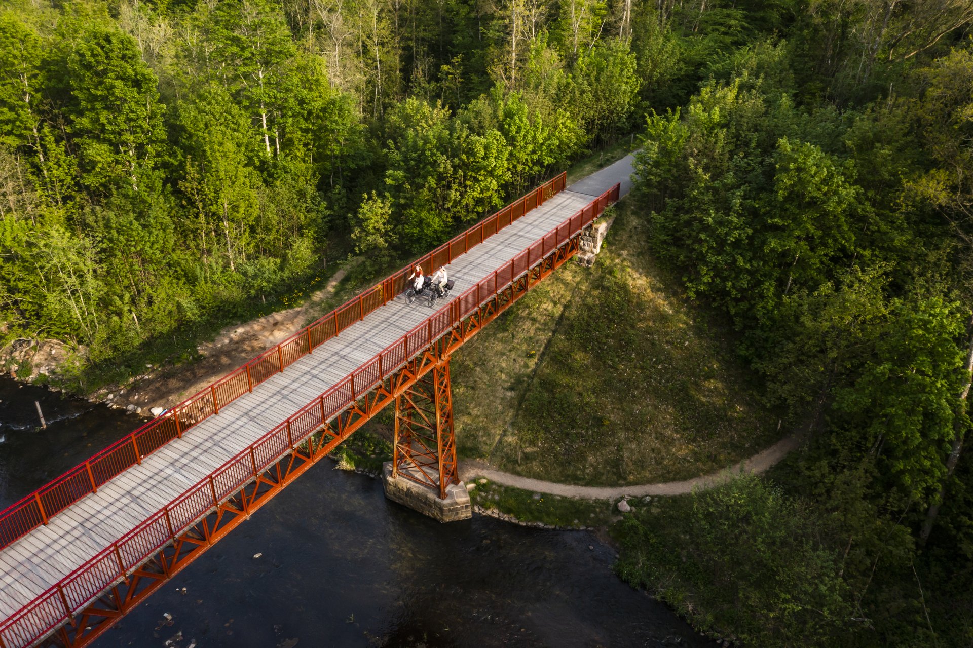 Den genfundne bro med to cyklister