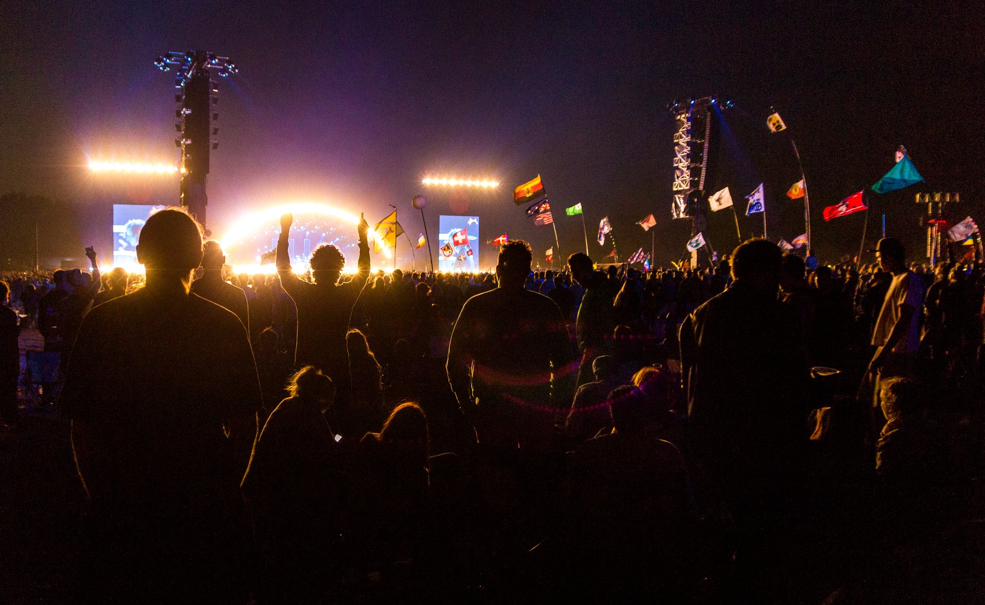 Publikum til en koncert udenfor