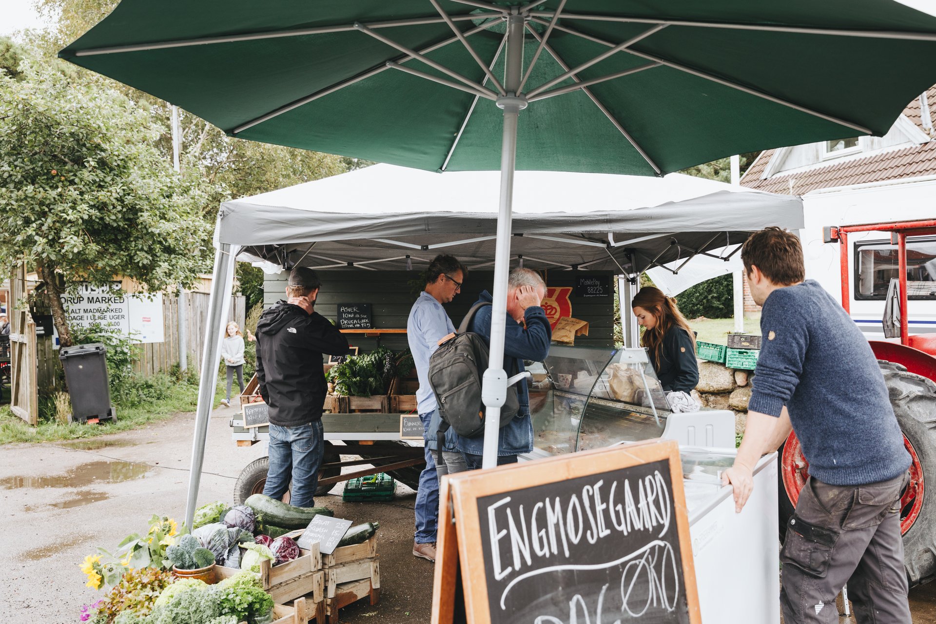 Boder med lokale produkter på det økologiske madmarked i Torup